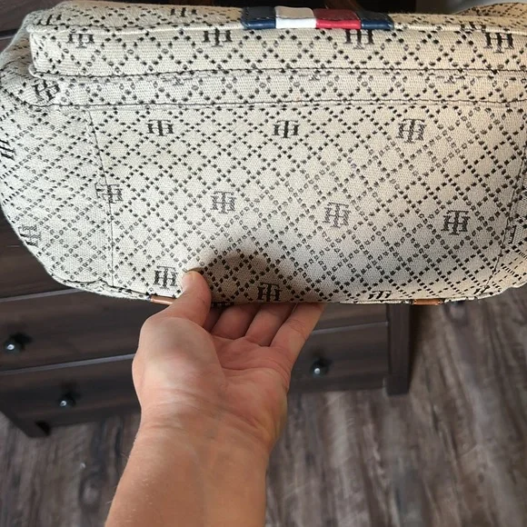 Tommy Hilfiger Beige Tote with Brown Handles - Picture 9 of 9